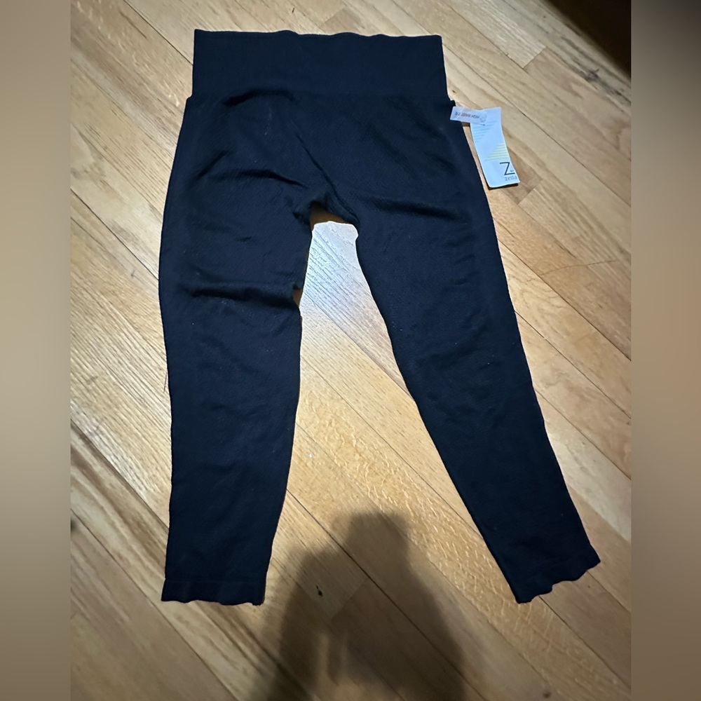 Zella Textured Black hi waist  Cropped Leggings medium nwt